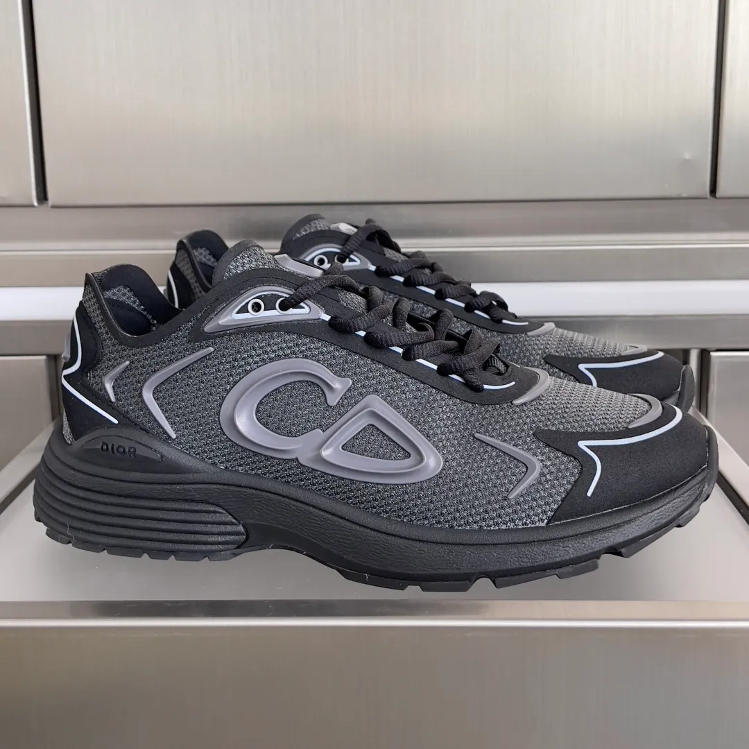 [DIOR] P: 560💰 Men's 39-44 (customized at 45.46) Dior Dior B30 series Countdown technology sneakers casual dad shoes This B30 Countdown technology sneaker is a new product in the 2026 spring men's wear series. The sports silhouette combines high-end logos and technological performance, making it unique. Lightweight and comfortable, it's inspired by modern running and crafted from materials like white and gray N30 nylon, a breathable technical fabric with multiple layers of translucence. Decorated with navy blue injection molded rubber panels and a graphic reinterpretation of the CD30 logo to enhance the style. Rubber Dior B30 and CD30 logos on the tongue and backside. The textured-effect sole is made from elastic rubber and foam and features classic details for ideal comfort. Can be matched with sportswear and casual outfits to create a sophisticated look. Exquisite packaging at the delivery counter 🛍📦 ▪️Fabric: original customized technical fabric + mesh ▪️Inner lining: customized breathable lining ▪️Outsole: original molded IP foam + TPU outsole ▪️Insole thickness: 3.5CM